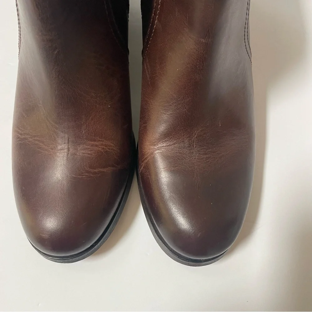 Clarks Maypearl Lilac Dark Tan Cushion Footbed Booties Sz 8.5